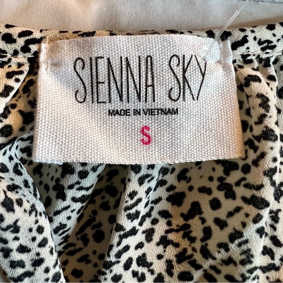 NWT Sienna Sky quarter sleeve blouse. Women’s size small. Ruched sleeves - Picture 8 of 9